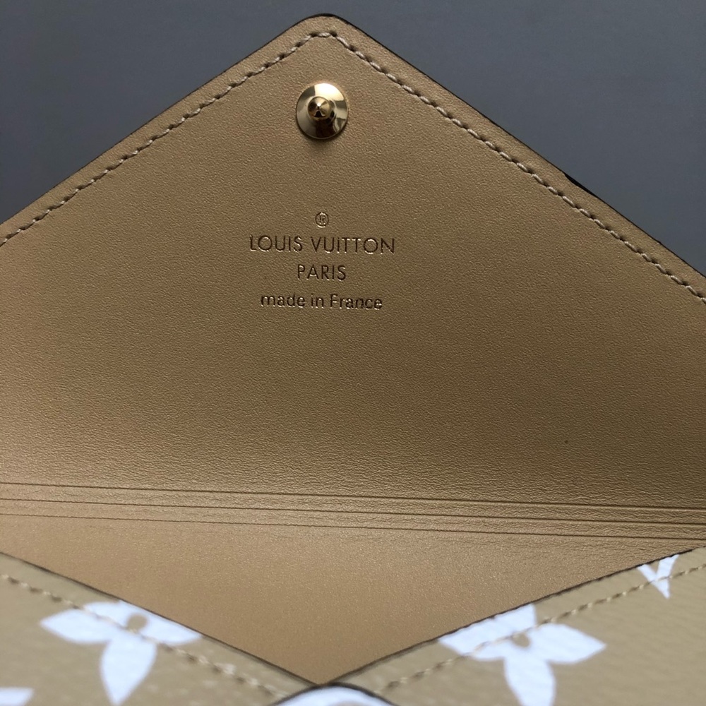 {Louis Vuitton} Giant Pochette Kirigami - Picture 5 of 5
